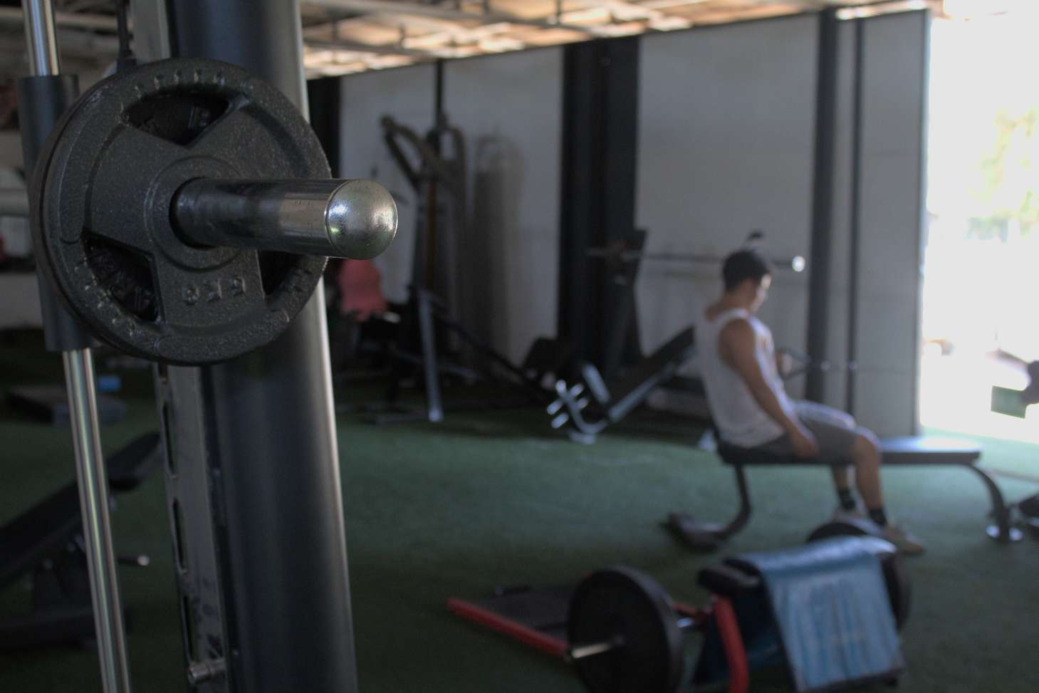 Gente entrenando en el gimnasio